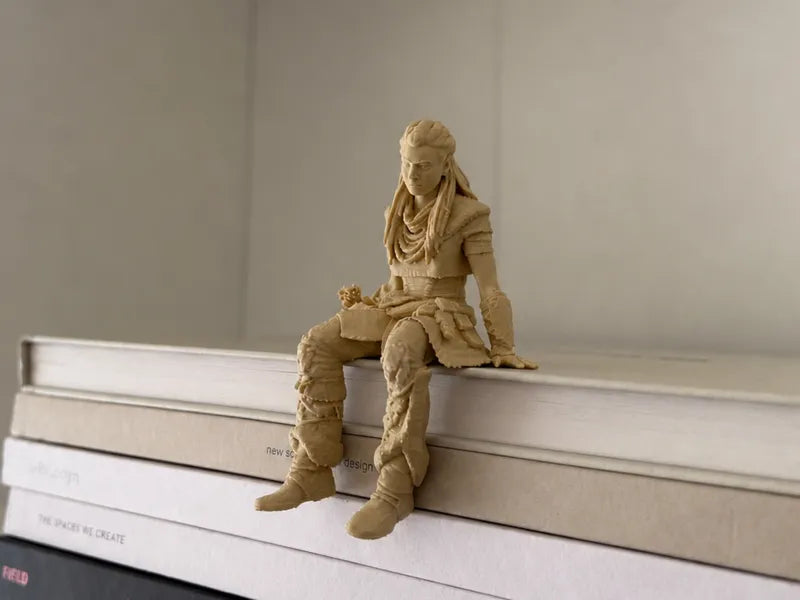 077 Aloy Sitting on Shelf Figure  Horizon Miniature