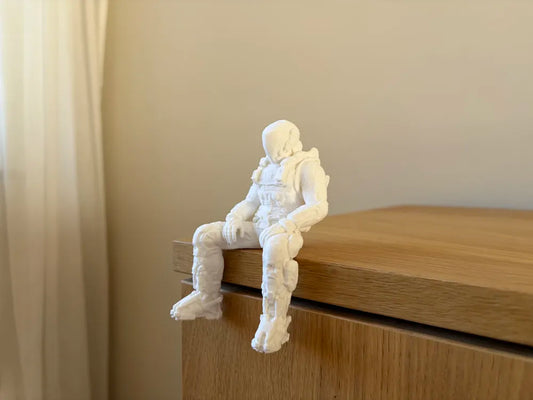 080 Pragmata Hugh Shelf Sitting Figure